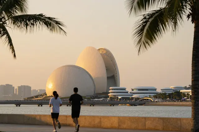 520 casais correm ao pôr do sol na icônica orla de Zhuhai