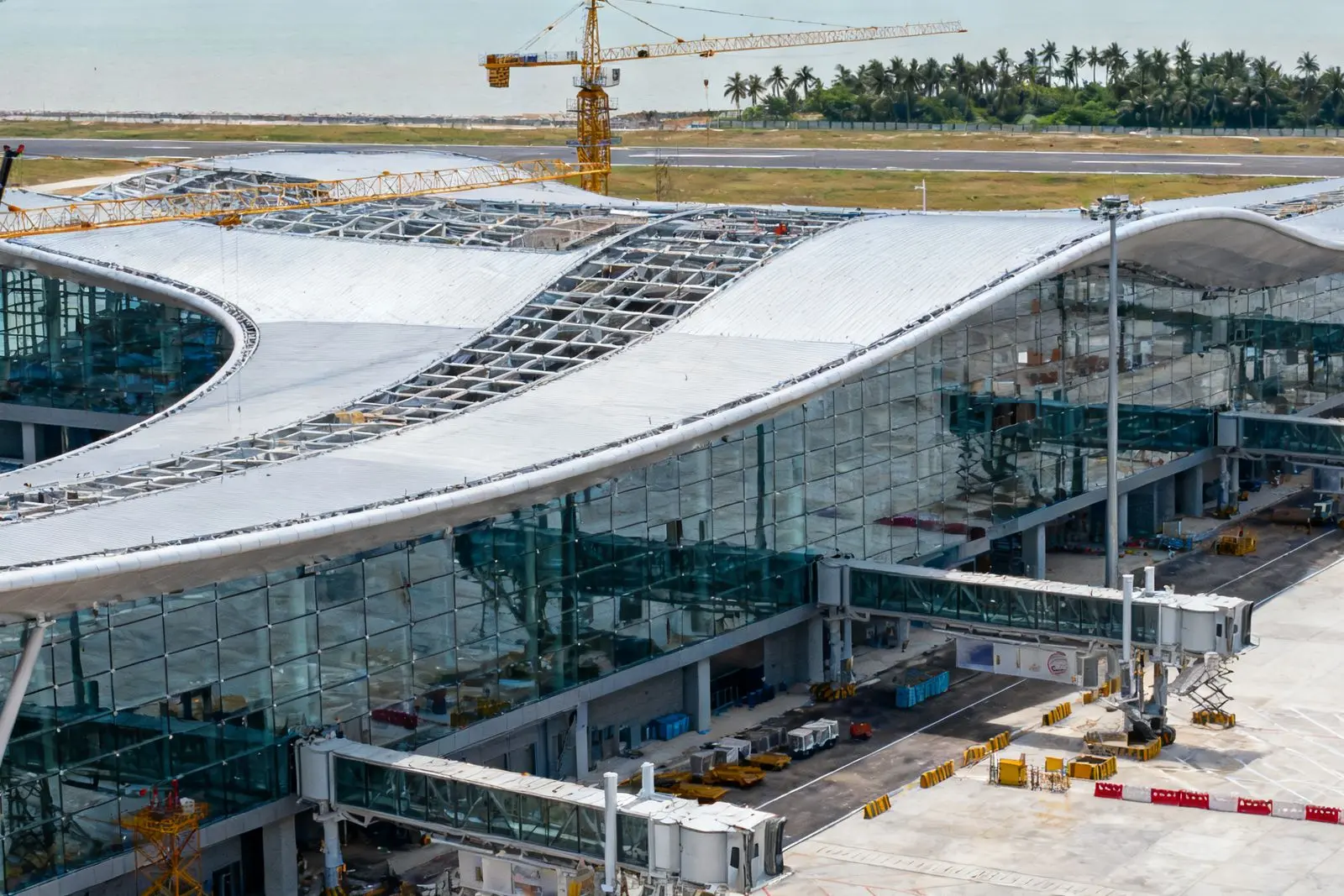 Aeroporto de Zhuhai ganha segundo terminal com design de asa e estrutura de vidro