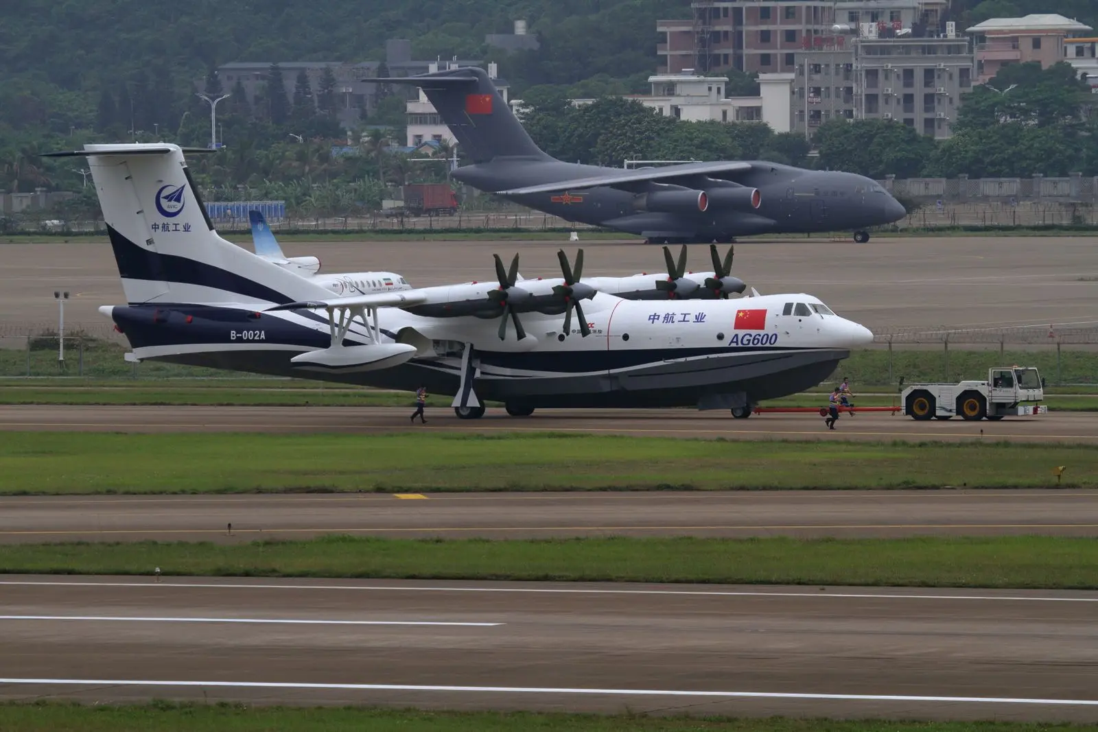 Avião anfíbio AG-600 e o cargueiro Y-20 ao fundo, na Airshow China 2016