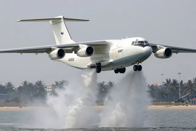 Avião anfíbio chinês despeja 12 toneladas de água em demonstração no Zhuhai Airshow