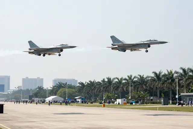 Aviões chineses fazem show aéreo no aniversário da Força Aérea em Zhuhai