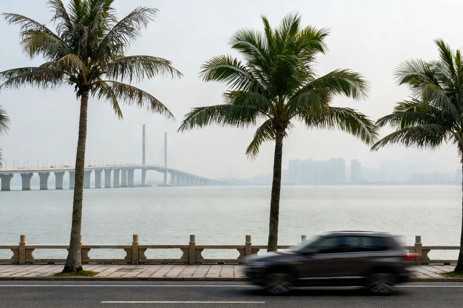Carros de Macau cruzam a fronteira em menos de 20 segundos na Ponte HK-Zhuhai-Macau