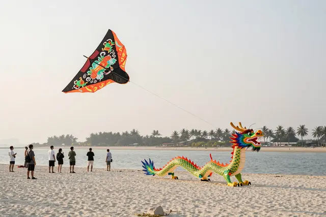 Cidade de Zhuhai recebe campeonato provincial de kites na praia