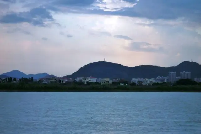 夕阳下的井岸尖峰山