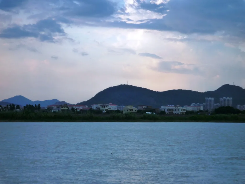 夕阳下的井岸尖峰山