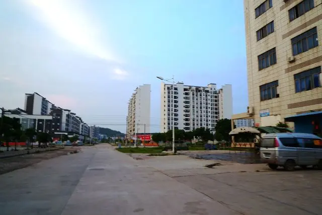 对面的荷塘月色与兰亭春晓小区