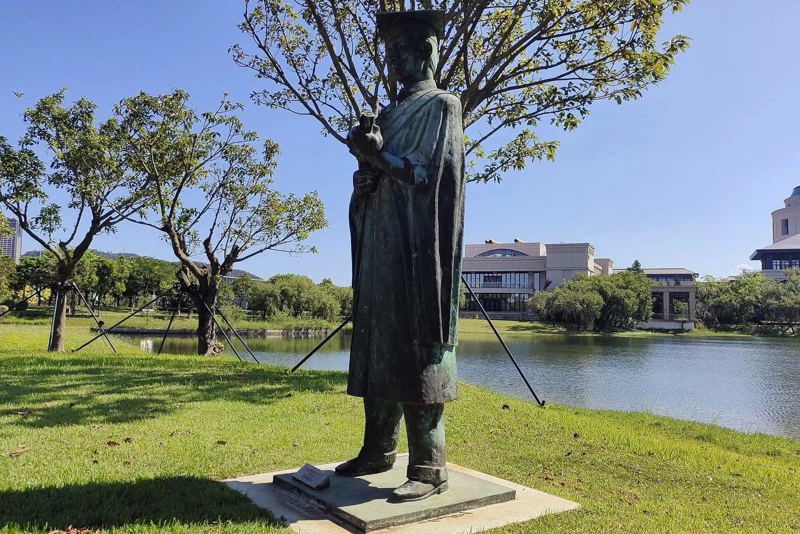 Graduate statue in the University of Macau, gift from Vasco Joaquim Rocha Vieira