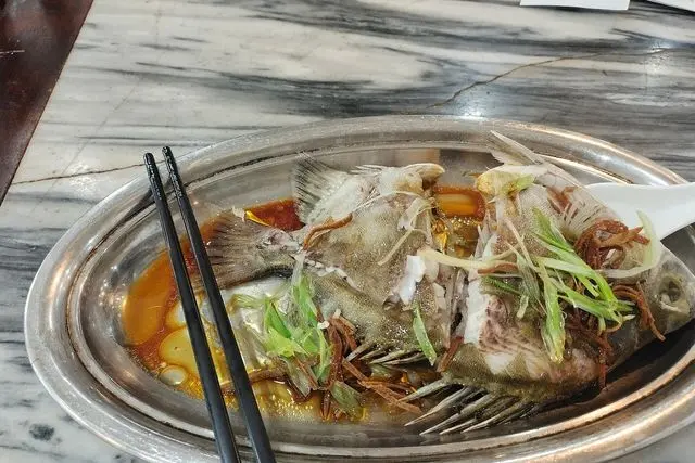 ​珠海一家海鲜餐厅吃到的果皮蒸金钱鱼