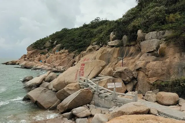 ​位于珠海桂山岛上桂山舰纪念公园，是解放战争万山战役中中国人民解放军在桂山岛上的登陆点