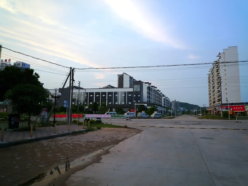 对面的荷塘月色小区