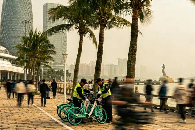 Equipes de fiscalização garantem ordem e ajudam turistas em Zhuhai durante o feriado
