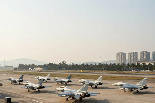 Esquadrilha da China chega a Zhuhai com 8 jatos J-10 para o Airshow