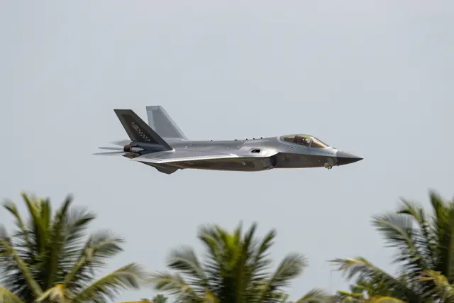 J-20 com motor nacional e show aéreo marcam 73 anos da Força Aérea na China