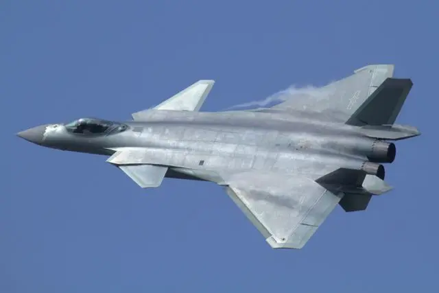 Caça J-20 durante voo de abertura do Airshow China