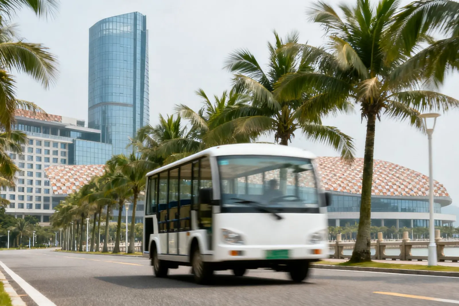 Ônibus gratuito leva funcionários de parque de inovação em Zhuhai