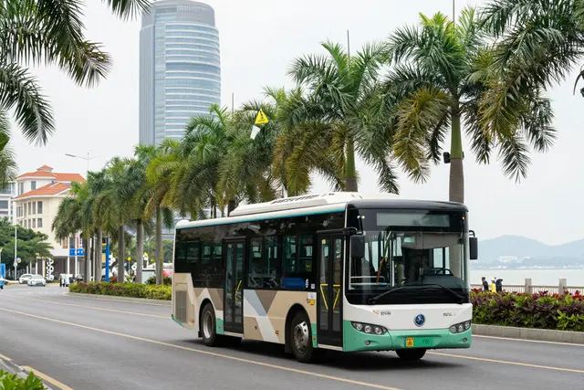 Ônibus temáticos conectam Hengqin e Macau com foco em consumo seguro