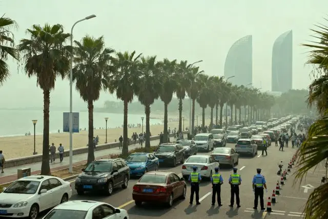 Polícia de trânsito de Zhuhai trabalha no feriado para manter estradas livres