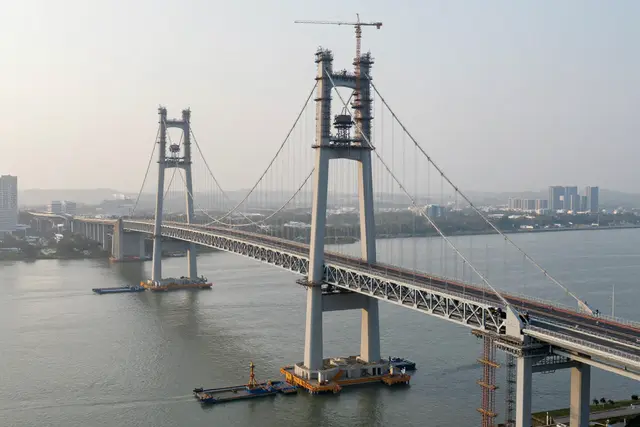 Ponte Jinhai conclui erguimento das quatro torres principais