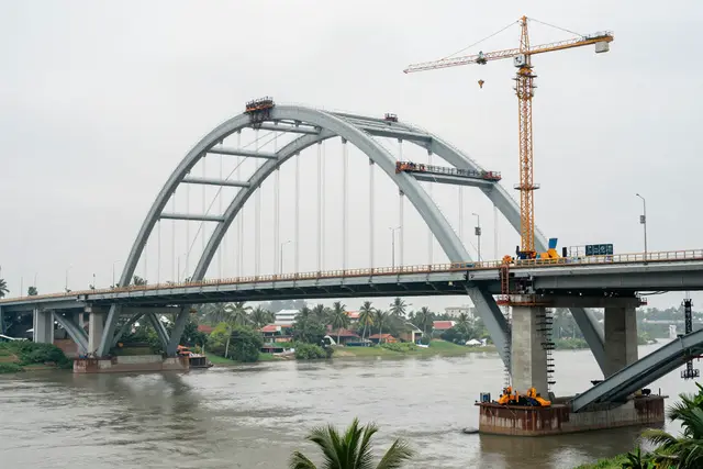 Ponte Jinhai liga Jinwan a Hengqin com trilhos e estrada