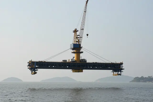 Ponte Shenzhen-Zhongshan: primeira viga de aço posicionada no mar