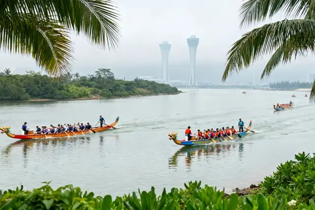 Regata de barcos-dragão reúne 41 equipes no rio Huangyang
