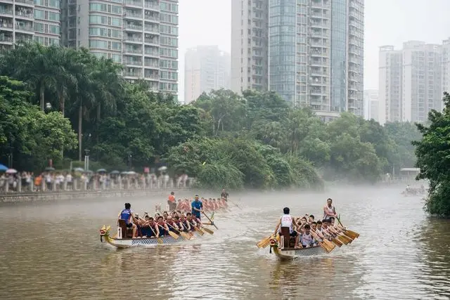 Regata de dragões reúne times de Hong Kong e Macau no Rio Huangyang