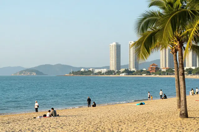 Verão em Zhuhai: turistas elogiam limpeza e segurança nas praias