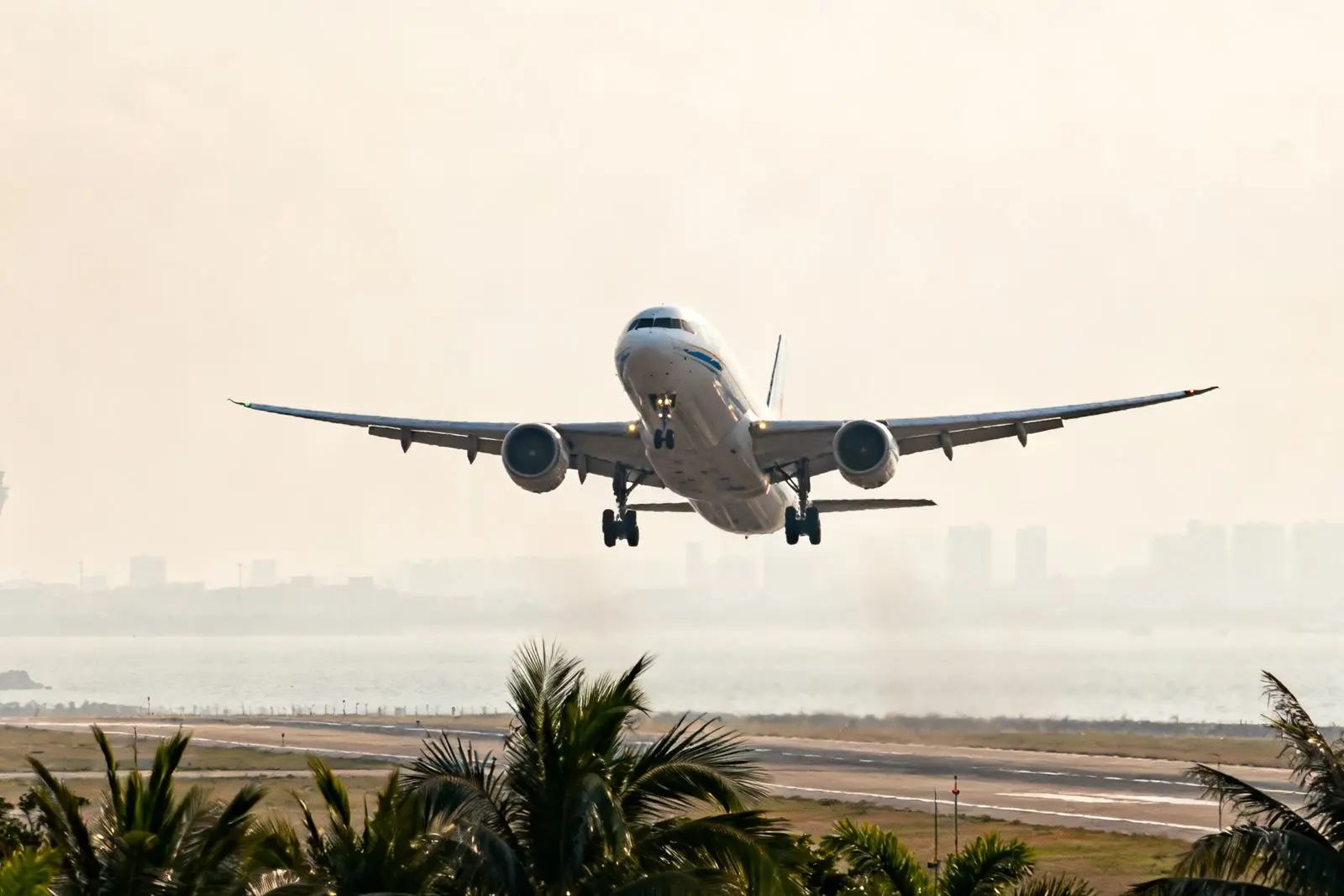 Voo temático da China Southern leva turistas de Zhuhai e Macau para a neve em Harbin