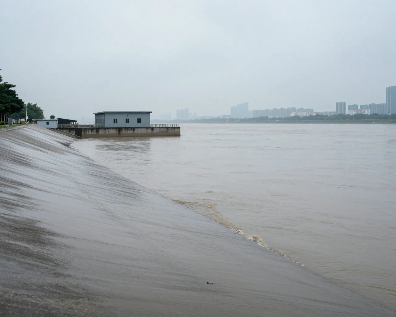 Zhuhai mantém alerta de nível IV por risco de grande cheia no rio Xijiang